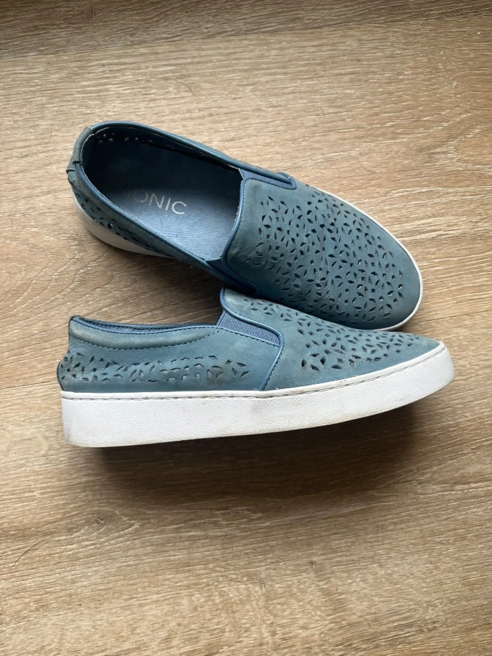 Vionic Splendid Midi Perf Slip on Blue suede 5